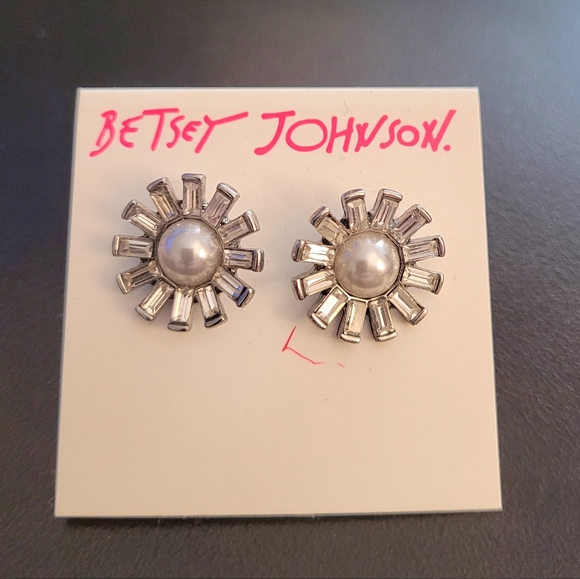Betsey Johnson Jewelry - ⭐️3/$15 Betsey Johnson Flower Earrings with pearls